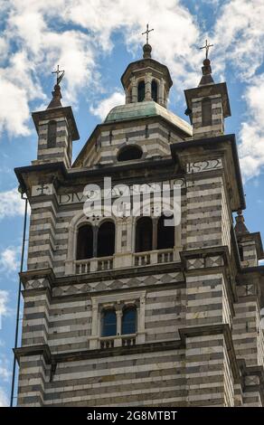 Cima del campanile della Cattedrale di San Lorenzo nel centro storico di Genova, Liguria, Italia Foto Stock