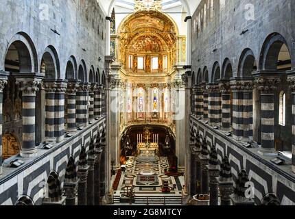 Vista ad alto angolo della navata centrale del Duomo di San Lorenzo, principale luogo di culto della città di Genova, Liguria, Italia Foto Stock