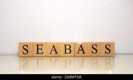 Il nome Seabass è stato creato da cubi di legno lettera. Frutti di mare e cibo. Primo piano. Foto Stock