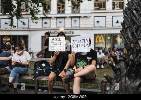 Londra, Regno Unito. 21 luglio 2021. I dimostranti tengono i cartelli durante la dimostrazione. Hongkongers a Londra si è riunito il 2° anniversario dell'attacco Yuen Long Mob del 721 per guardare il documentario degli eventi. Credit: SOPA Images Limited/Alamy Live News Foto Stock