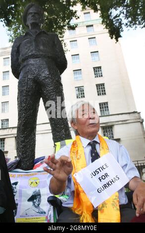 Londra, Regno Unito. 21 luglio 2021. Il responsabile del warrant, Gyan Raj Rai visto durante lo sciopero. Soldati in pensione Gurkha, caporale Dhan Bahadur Gurung e Warrant Officer, Gyan Raj Rai Stage uno sciopero della fame a Whitehall fuori Downing Street. Gyan Raj Rai ha completato uno sciopero della fame di 14 giorni nel 2013. I Gurkhas stanno lottando per la parità retributiva e pensionistica con i loro omologhi britannici del governo britannico. Gli ex soldati dicono di essere pronti a morire per la loro causa. (Foto di Martin Pope/SOPA Images/Sipa USA) Credit: Sipa USA/Alamy Live News Foto Stock