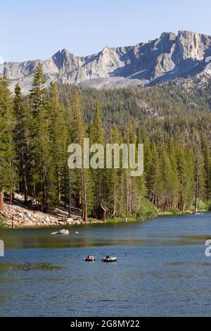 Bambini che giocano a tubes nel lago Mamie a Mammoth Lakes CA Foto Stock