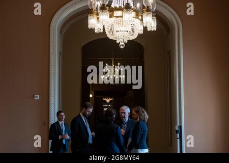 Washington, Stati di Vereinigte. 21 luglio 2021. Mitch McConnell (Repubblicano del Kentucky), leader delle minoranze del Senato degli Stati Uniti, si ferma a parlare con il personale mentre si cammina verso la camera del Senato presso il Campidoglio degli Stati Uniti, a Washington, DC, mercoledì 21 luglio, 2021. Credit: Rod Lamkey/CNP/dpa/Alamy Live News Foto Stock