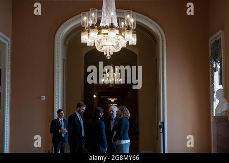 Washington, Stati di Vereinigte. 21 luglio 2021. Mitch McConnell (Repubblicano del Kentucky), leader delle minoranze del Senato degli Stati Uniti, si ferma a parlare con il personale mentre si cammina verso la camera del Senato presso il Campidoglio degli Stati Uniti, a Washington, DC, mercoledì 21 luglio, 2021. Credit: Rod Lamkey/CNP/dpa/Alamy Live News Foto Stock