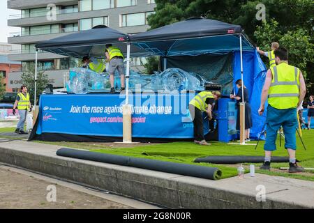 Londra, Regno Unito. 21 Jul 2021. La SCULTURA DI GHIACCIO DELLA Formula e SI trova accanto all'auto Virgin Racing al Tower Bridge. Azione sul cambiamento climatico credito: Waldemar Sikora Foto Stock