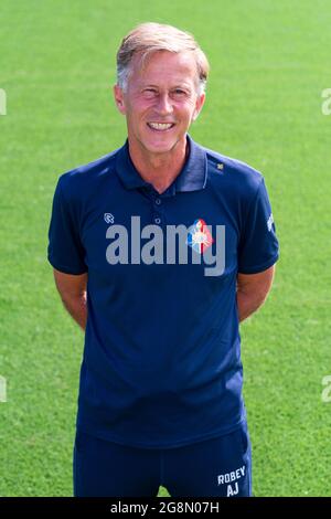 Velzen Zuid, Paesi Bassi. 21 luglio 2021. VELZEN-ZUID, PAESI BASSI - LUGLIO 21: Coach Andries Jonker di Telstar durante la presentazione della squadra di sc Telstar a Rabobank IJmond Stadion il 21 Luglio 2021 a Velzen-Zuid, Paesi Bassi (Foto di Wim Wobbes/Orange Pictures) Credit: Orange Pics BV/Alamy Live News Foto Stock