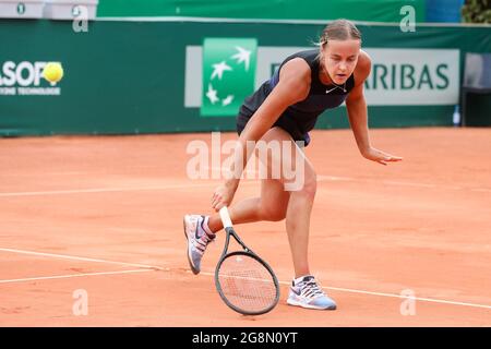 Danzica, Polonia. 21 luglio 2021. Anna Karolina Schmiedlova (SLOVACCHIA) gioca contro Anna Bondar (UNGHERIA) visto in azione durante il BNP Paribas Poland Open Tournament (categoria WTA 250) in Gdynia. (Punteggio finale 6:2, 7:6, 6:1 per Bondar). Credit: SOPA Images Limited/Alamy Live News Foto Stock