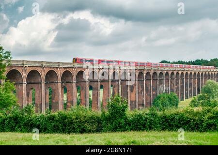 Gatwick Express, attraversando il Viadotto Balcombe, Sussex, Inghilterra il Viadotto della Valle di Ouse (o il Viadotto Balcombe) porta il Lin ferroviario Londra-Brighton Foto Stock