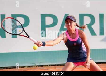 Irina Bara (ROMANIA) gioca contro Kristina Kucosa (SLOVACCHIA) durante il BNP Paribas Poland Open Tournament (categoria WTA 250) a Gdynia. Gioco sospeso con punteggio 3:6, 7:5, 2:4 (Kucova - Bara). (Foto di Grzesiek J?drzejewski/SOPA Images/Sipa USA) Credit: Sipa USA/Alamy Live News Foto Stock