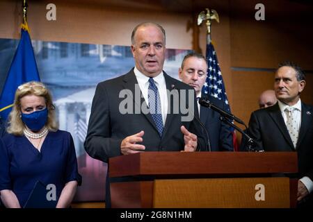 Il rappresentante degli Stati Uniti Daniel Kildee (democratico del Michigan), il rappresentante degli Stati Uniti Brian Fitzpatrick (Repubblica), ha commentato l'imminente approvazione di H.R. 2467, il PFAS Action Act durante una conferenza stampa al Campidoglio degli Stati Uniti a Washington, DC, mercoledì 21 luglio 2021. Credito: Rod Lamkey/CNP Foto Stock