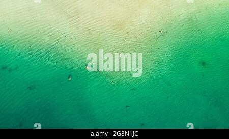 vista dall'alto in un po' d'acqua calma Foto Stock