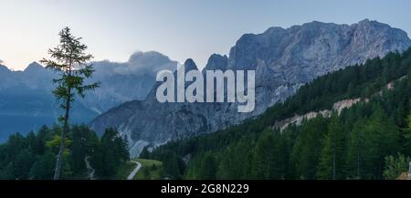 Panorama delle Alpi Giulie all'alba dal Passo di Vrsic, Slovenia Foto Stock