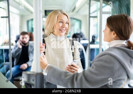 Due fidanzate parlano nella cabina del tram Foto Stock
