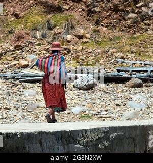 Peruviana Quechua indigena donna con borsa tessile a piedi su strada, Cusco, Perù. Foto Stock