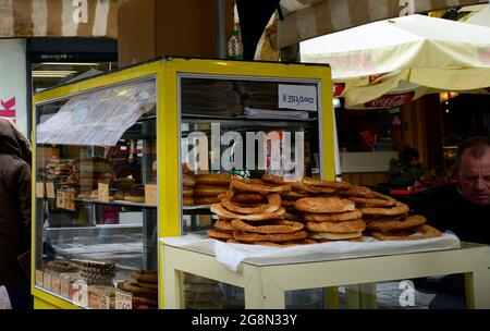 Vendita di koulouri (anelli di pane) da un chiosco in via Ermou nel centro di Atene, Grecia. Foto Stock