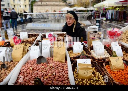 Una donna greca che vende frutta secca e frutta secca in Piazza Monastiraki ad Atene, Grecia. Foto Stock