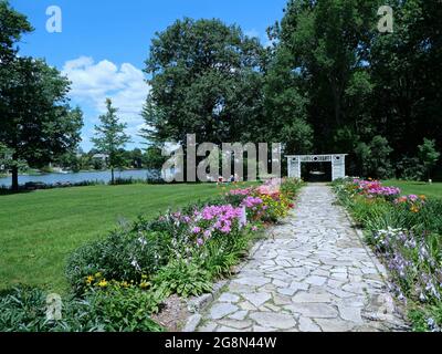 Ontario, Canada - l'ex casa sul lago e giardino dell'autore Stephen Leacock è conservato come un museo. Foto Stock