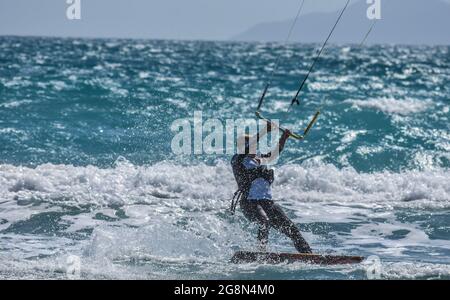 Mersin, Turchia. 21 luglio 2021. Una donna kitesurf nel Mar Mediterraneo durante una giornata ventosa nella città costiera di Tasucu a Mersin, Turchia, mercoledì 21 luglio 2021. (Foto di Altan Gocher/GochreImagery/Sipa USA) Credit: Sipa USA/Alamy Live News Foto Stock