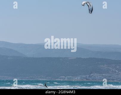 Mersin, Turchia. 21 luglio 2021. Una donna kitesurf nel Mar Mediterraneo durante una giornata ventosa nella città costiera di Tasucu a Mersin, Turchia, mercoledì 21 luglio 2021. (Foto di Altan Gocher/GochreImagery/Sipa USA) Credit: Sipa USA/Alamy Live News Foto Stock