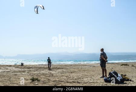 Mersin, Turchia. 21 luglio 2021. La gente prepara il kitesurf durante una giornata ventosa nella città costiera di Tasucu a Mersin, Turchia, mercoledì 21 luglio 2021. (Foto di Altan Gocher/GochreImagery/Sipa USA) Credit: Sipa USA/Alamy Live News Foto Stock