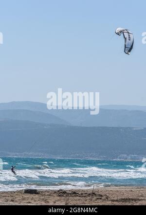 Mersin, Turchia. 21 luglio 2021. Una donna kitesurf nel Mar Mediterraneo durante una giornata ventosa nella città costiera di Tasucu a Mersin, Turchia, mercoledì 21 luglio 2021. (Foto di Altan Gocher/GochreImagery/Sipa USA) Credit: Sipa USA/Alamy Live News Foto Stock