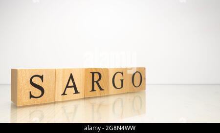 Il nome Sargo è stato creato da cubi di legno lettera. Frutti di mare e cibo. Primo piano. Foto Stock
