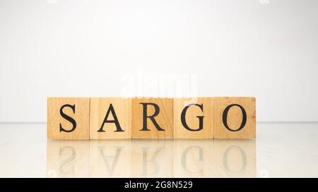 Il nome Sargo è stato creato da cubi di legno lettera. Frutti di mare e cibo. Primo piano. Foto Stock