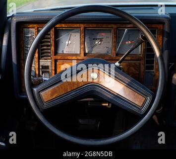 Un volante e Dash in un'auto vecchia Foto Stock