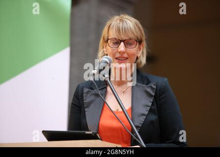 Napoli, Italia. 21 luglio 2021. Firmato a Napoli, l'accordo di collaborazione culturale e sociale tra l'Ambasciata britannica in Italia e la FOQUS, la Fondazione che dal 2013 lavora per lo sviluppo dei quartieri spagnoli (Quartieri Spagnoli). Nella foto Jill Morris, Ambasciatore britannico in Italia (Foto di Salvatore Esposito/Pacific Press) Credit: Pacific Press Media Production Corp./Alamy Live News Foto Stock