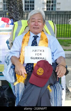 Un veterano di Gurkha prende parte a un relè di protesta e sciopero della fame a Whitehall che cerca di porre fine alla disuguaglianza pensionistica per i soldati in pensione prima del 1997. Foto Stock