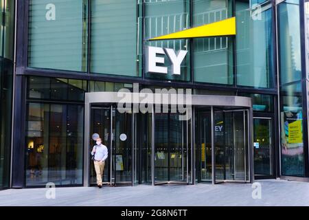 La società di servizi professionali Ernst & Young (EY) ha davanti all'ufficio in più Londra con il raggio giallo e due loghi con lettere sopra la porta. Foto Stock