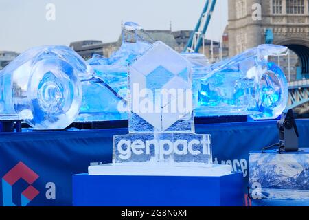 Una replica di ghiaccio di un'envision Virgin Formula e viene esposta accanto alla vera cosa vicino al Tower Bridge davanti all'e-Prix di Londra Foto Stock