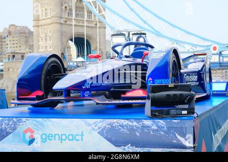 Un'auto da corsa elettrica Envision Virgin è stata esposta al Tower Bridge insieme a una replica scolpita dal ghiaccio per evidenziare il cambiamento climatico. Foto Stock