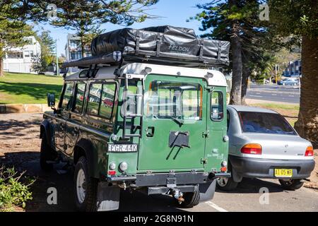 Veicolo Green Land Rover Defender 110 con portapacchi parcheggiato a Sydney, NSW, Australia Foto Stock