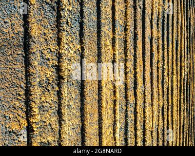 colore marrone arrugginito abbandonato intemperie in metallo corrugato. vista closeup. Foto Stock