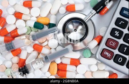 Concetto medico con diversi tipi di farmaci su sfondo bianco. Foto Stock