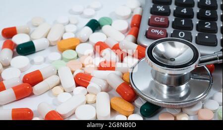 Concetto medico con diversi tipi di farmaci su sfondo bianco. Foto Stock