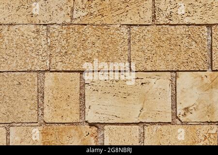 Sfondo del muro di pietra del castello fatto di pietre di forme e dimensioni e texture diverse Foto Stock