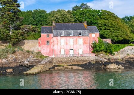 Port-Anna nel golfo di Morbihan, tipica casa rosa sulla costa Foto Stock