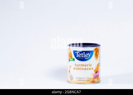 Un contenitore di tisane naturali in curcuma ed echinacea. Tetley è un importante produttore di sacchetti da tè. Foto Stock