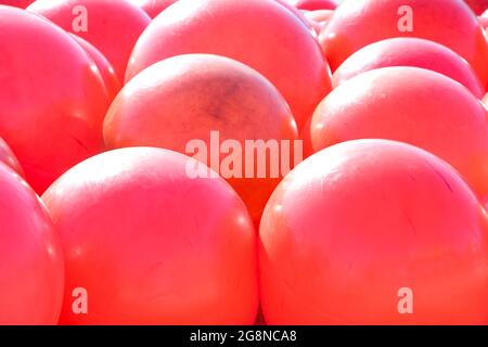 Palline di buoi rossi o rosa sul molo in Norvegia, Stavanger. Utilizzato per l'ancoraggio e l'ormeggio e decorazioni nautiche. Foto Stock