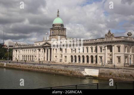 La Custom House, è un edificio neoclassico del 18 ° secolo a Dublino, Irlanda, che ospita il Dipartimento di abitazioni, governo locale e patrimonio. Foto Stock