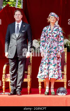 La principessa Delphine de Saxe-Cobourg e suo marito Jim o'Hare partecipano alla sfilata militare durante la Giornata Nazionale il 21 luglio 2021 a Bruxelles, Belgio.robin utrecht Foto di Robin Utrecht/ABACAPRESS.COM Foto Stock