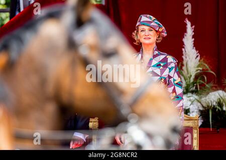 La principessa Delphine de Saxe-Cobourg e suo marito Jim o'Hare partecipano alla sfilata militare durante la Giornata Nazionale il 21 luglio 2021 a Bruxelles, Belgio.robin utrecht Foto di Robin Utrecht/ABACAPRESS.COM Foto Stock