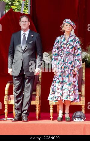 La principessa Delphine de Saxe-Cobourg e suo marito Jim o'Hare partecipano alla sfilata militare durante la Giornata Nazionale il 21 luglio 2021 a Bruxelles, Belgio.robin utrecht Foto di Robin Utrecht/ABACAPRESS.COM Foto Stock