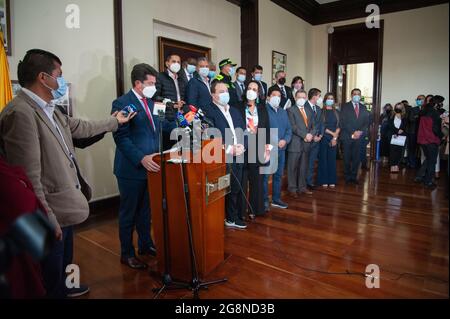 Il Ministro della Difesa Diego Molano parla alla stampa durante una conferenza stampa sono stati il Ministro della Difesa Diego Molano e il Ministro degli interni Daniel Palacios insieme ai senatori di destra Maria Fernanda Cabal ed Ernesto Macias al Congresso Colombiano di Bogotà, Colombia, il 21 luglio 2021. Foto Stock