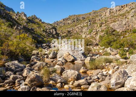 Fiume nel Bain's Kloof vicino a Wellington nel capo occidentale del Sud Africa Foto Stock