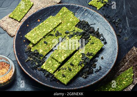 Multi snack di pesce da kelp e spirulina. Schegge di alghe. Cibo vegano. Foto Stock