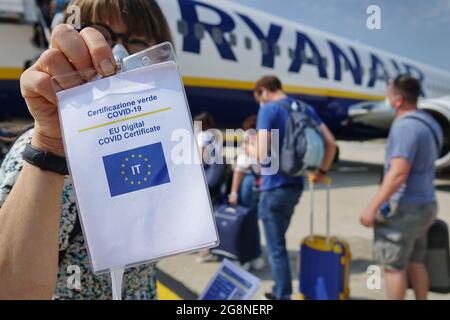 Certificato di vaccinazione EU Covid-19, richiesto per salire a bordo dell'aereo e volare in vacanza. Milano, Italia - Luglio 2021 Foto Stock