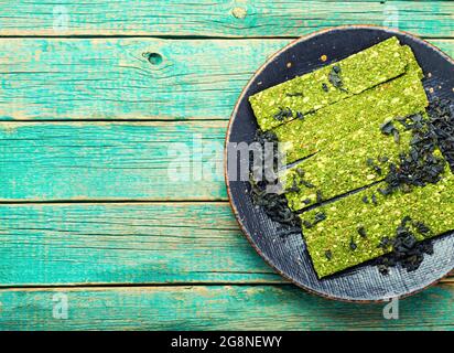 Multi snack di pesce da kelp e spirulina. Schegge di alghe. Cibo vegano. Foto Stock